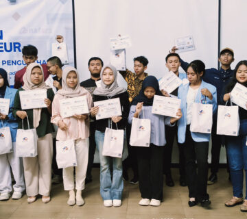 Seminar bisnis mahasiswa Tulungagung berjudul Next Gen Entrepreneur Saatnya Mahasiswa Menjadi Pengusaha - Penyerahan Sertifikat dan Goodie Bag untuk Peserta