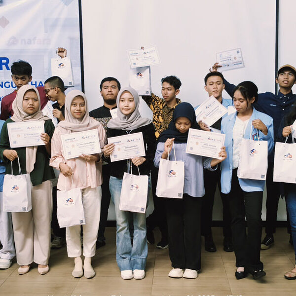Seminar bisnis mahasiswa Tulungagung berjudul Next Gen Entrepreneur Saatnya Mahasiswa Menjadi Pengusaha - Penyerahan Sertifikat dan Goodie Bag untuk Peserta