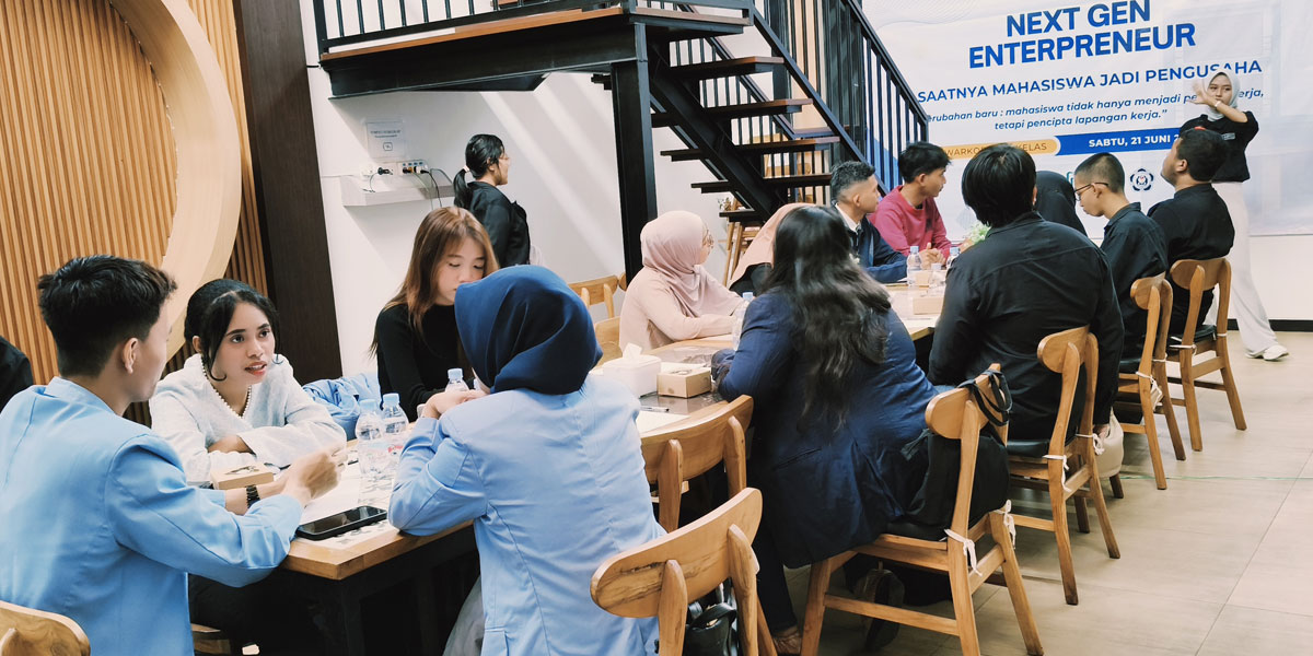 Sukses Gelar Seminar Next Gen Entrepreneur 2025, Nafara Ajak Mahasiswa Berbisnis Cerdas 4 Seminar bisnis mahasiswa Tulungagung berjudul Next Gen Entrepreneur Saatnya Mahasiswa Menjadi Pengusaha - Proses Tanya Jawab Peserta Pengusaha Muda Tulungagung