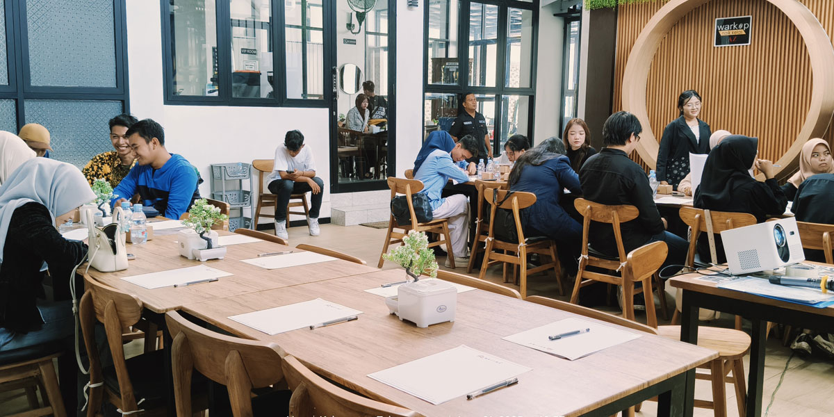 Sukses Gelar Seminar Next Gen Entrepreneur 2025, Nafara Ajak Mahasiswa Berbisnis Cerdas 5 Seminar bisnis mahasiswa Tulungagung berjudul Next Gen Entrepreneur Saatnya Mahasiswa Menjadi Pengusaha - Penyampaian materi Seminar